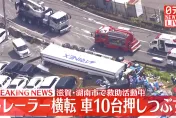 影/貨櫃車過彎翻覆波及路旁停車場10輛小客車　駕駛重傷失去意識