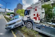 快訊/新北五股轎車擦撞砂石車卡分隔島　駕駛受傷送醫