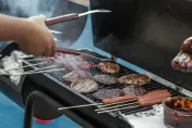 放下去整爐全毀！他問「烤肉邪物」是什麼　網點1關鍵嘆：烤網都黏住
