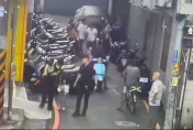 影/不敢再放手！4歲女童孤坐路邊吃零食　母急奔派出所淚擁走失女兒
