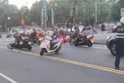 影/無照男停紅燈遭撞暴怒　拿安全帽砸車狂K小黃運將