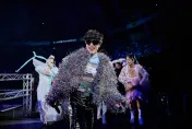 演唱會才開場！盧廣仲唱三首躺地　吐身體狀況「爬不太起來！」