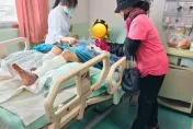 人間有愛！57歲街友「雙腳腐爛長蛆」臥倒公園　善心姊陪伴就醫洗香香