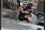 爸抱「熟睡女童」穿梭車陣賣玉蘭花　驚險過程網心疼
