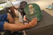 百貨當自己家？　男沙發區光腳「饋咖」不聽勸反嗆：不舒服你家的事