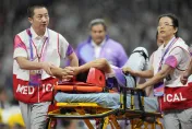 杭州亞運/卡達鏈球選手奮力一甩…下秒狠砸裁判「痛到躺地」　致右腿骨折擔架抬出場