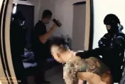 影/攻堅片！警破竹聯幫弘仁會暴力討債集團　大哥穿內褲遭逮手機丟窗外滅證