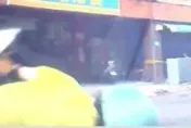 影/未禮讓肇事！永和汽車「路中間迴轉」撞機車　女騎士腹遭輾又被壓車下