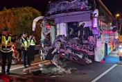 影/國3苗栗段客運追撞工程車　車頭全爛駕駛受困3人傷