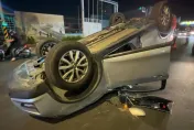 翻車了！路況不熟「自撞分隔島」　南區環保局1傷送醫
