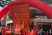 影/1天11對新人結婚！飯店大門「掛滿紅布條」　單身狗哭：十一長假錢包被掏空
