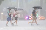 國家警報響不停！豪雨狂轟19縣市　台中雨量灌到紅爆