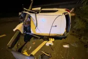 影/死神也不收！轎車國道自撞被護欄鋼板「整輛插穿」　2人奇蹟僅受擦傷