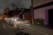 小犬颱風/招牌扛不住強風！晚間掉落扯斷高壓線　台中東區整條街黑矇矇