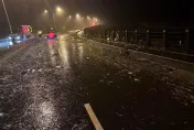 小犬颱風/惡犬使壞！頭城碎木、碎石遭大浪打上岸　轎車駕駛閃不過失控自撞