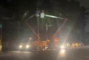 小犬颱風/瘋狗挾強風狂拔電線桿！「屏東1.6萬戶、嘉義逾8千戶」停電搶修中