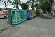 快訊/國中女警衛慘被電動校門夾殺！「爆頭跪地」當場身亡　高雄警方釐清中
