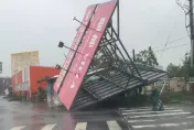 小犬颱風/ 恆春慘況曝光！大型廣告牌「猛壓紅綠燈」彎腰倒地　車棚整片掀翻