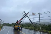 小犬颱風/國境之南整排電線桿敬禮！擋不住狂風暴雨　恆春上萬戶停電急搶修