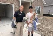 影/寵物猴逃脫還偷啤酒喝大鬧社區　警方出動「捉猴」