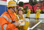 影/架電線桿「嬌點」！台電美女不計形象露宿街頭吃便當　力拚屏東今晚復電