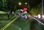 影/高雄六龜貨車「慘撞山壁」！乘客遭拋飛車外、駕駛受困車內　送醫雙雙不治
