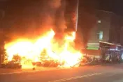 影/台南機車行爆炸起火！凌晨烈火黑煙狂竄　老翁嗆傷送醫