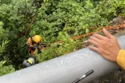 快訊/花蓮騎士自摔！跌進5公尺邊坡　警消緊急「吊掛救援」