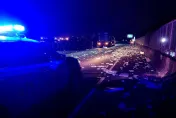 影/台62貨車自撞石棉瓦砸滿地　7車遭刮毀清2小時