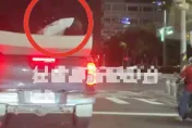 影/高雄屁孩街頭上演超瞎「試躺秀」  等紅燈竟跳貨車床墊上比YA