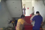影/91歲阿公爬不了樓梯！猛男警「公主抱」送上樓助他返家