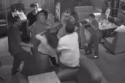 影/苗栗KTV上演全武行！酒客疑因不滿服務動手　雙方人馬一路打到店外