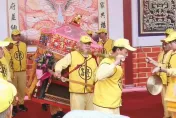 影/「粉紅超跑」白沙屯媽祖抵嘉縣　新港3萬信眾跪地鑽轎