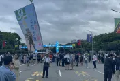 雙十國慶/國慶日清晨凱道前兩樣情　有人喝到天亮有人舉旗表達意見