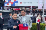雙十國慶/國父現身總統府？ 民眾搶跟「孫中山」合照