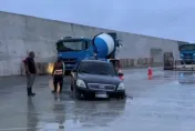 影/灌漿中！導航帶到大潭電廠工地　廠商車深陷水泥、工人傻眼