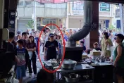 超派！彰化知名肉圓店饕客、闆娘「臭臉同框」　逾萬網友笑翻