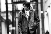 王傑35歲帥照曝光！路邊拍照被疑「黑幫械鬥」　居民嚇壞報警