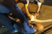影/高雄中油大林廠外濺血！1男手臂中刀倒血泊　目擊者嚇壞報案