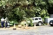 連日大雨！基隆暖暖邊坡墜落石　外送員死神擦身過、路邊車輛被吞沒