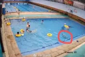 影/扯！男童泳池溺水痛苦掙扎　家長救生員不見蹤影「冷血漢袖手旁觀」