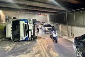 影/貨櫃車未注意橋下限高急煞　閃避不及翻覆側躺路中漏油