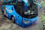 影/誤信導航糗大了！南投遊覽車國慶日卡山區　警到場幫脫困