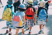 有夠重！陸小一童書包「10公斤」　家長憂：肩膀壓歪了