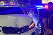 高雄又見酒駕肇逃！賓士車未減速…轎車、機車停等紅燈慘遭噴撞