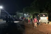 影/賭性堅強！新埤山區宮廟搭棚玩天九牌　警翻山越嶺逮24人