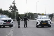 影/以巴開戰/路透記者才被炸死！《BBC》團隊遭以國警方持槍拖出車外盤查