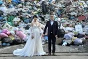 開心拍婚紗！背景竟選「南投垃圾山」　新娘：盼大家重視垃圾問題