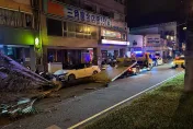 又是酒駕！大貨車迴轉衝上安全島　撞倒路樹波及汽車無人傷