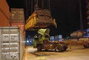 影/沒在看？基隆西碼頭「一個大迴轉」撞上天車　曳引車「車頭變形」駕駛受困